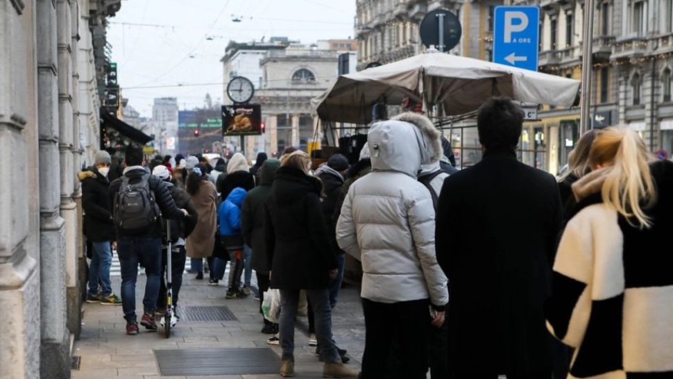 Coadă la o farmacie din Milano | Foto: Profimedia 
