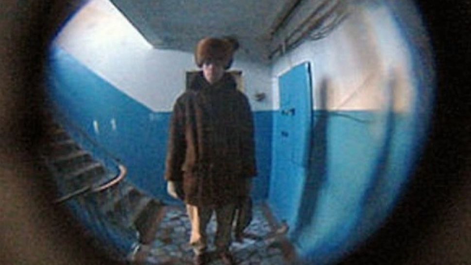 Bătrânul a sunat la uşă, i-a dat o scrisoare şi s-a făcut nevăzut. Când a deschis-o, s-a prăbuşit, în lacrimi