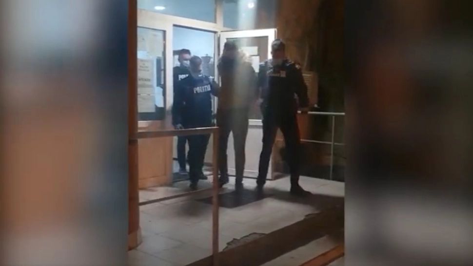 Agresor sexual prin se poliție / Captură video