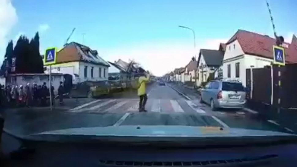 „Cazul Raisa”, la un pas de a se repeta! Copii, puși în pericol pe trecerea de pietoni de un șofer inconștient - Imagini ȘOCANTE