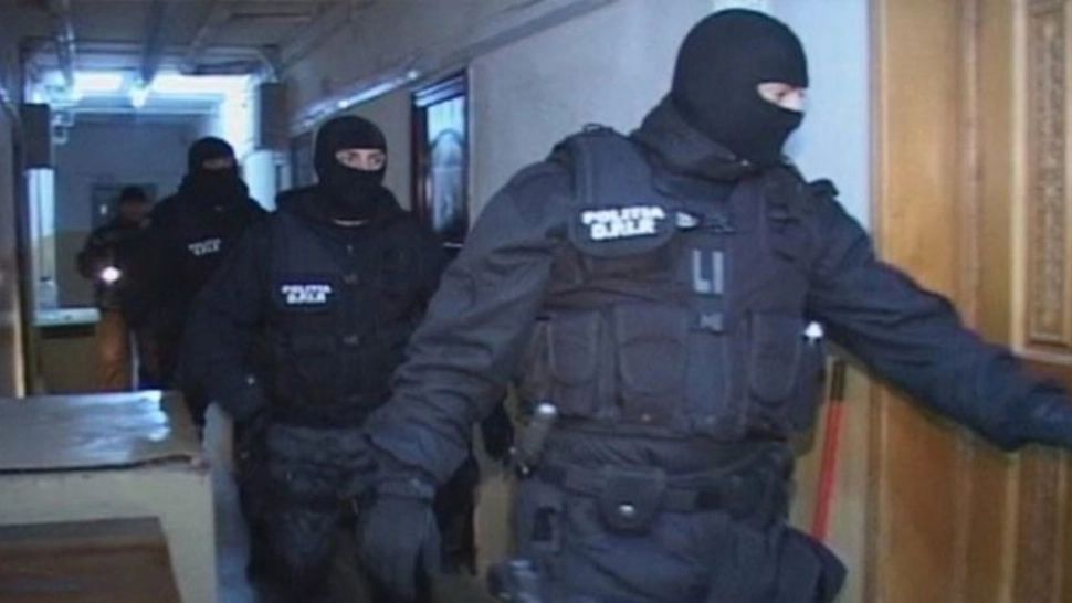 Polițiști cercetați după ce au descins la adresa greşită