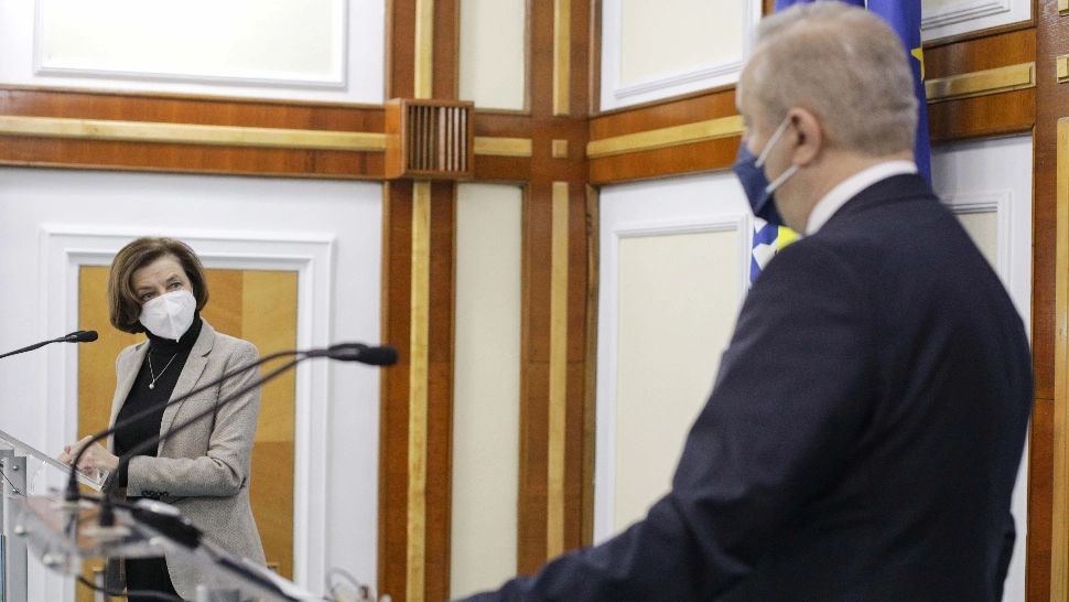 Vasile Dîncu, ministrul Apărării, și Florence Parly, omologul său din Franța Foto: INQUAM/Octav Ganea