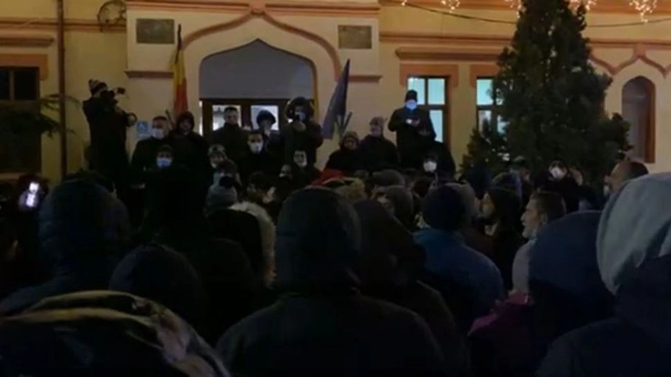 Proteste în fața primăriei din Bolintin Vale. Foto/Captură video