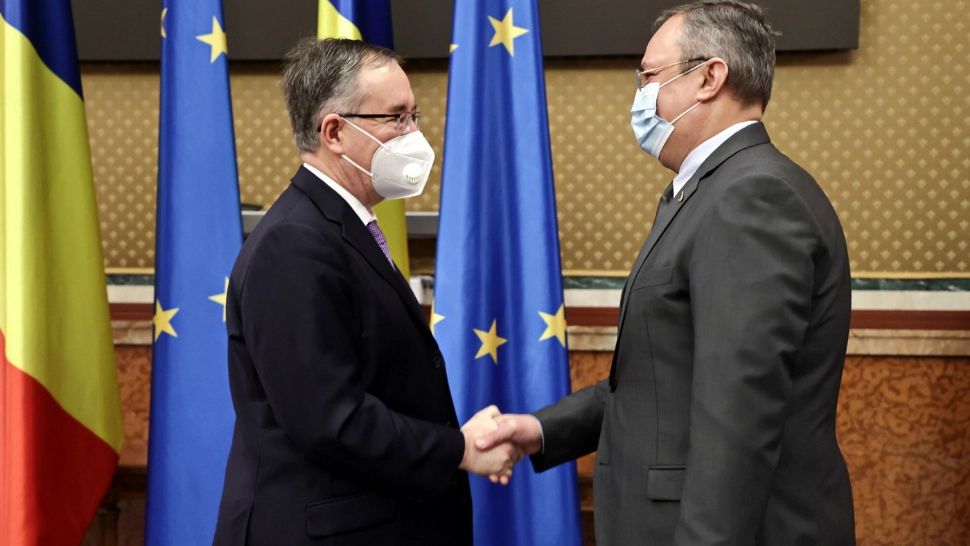 Andrew Noble, ambasadorul britanic, întâlnire cu premierul Ciucă. Foto/Guvern