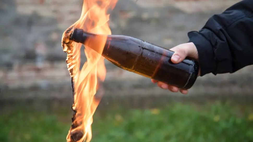 12 tineri înarmați cu cocktailuri Molotov și pistoale airsoft, se pregăteau de o răfuiala în parcarea mallului Băneasa