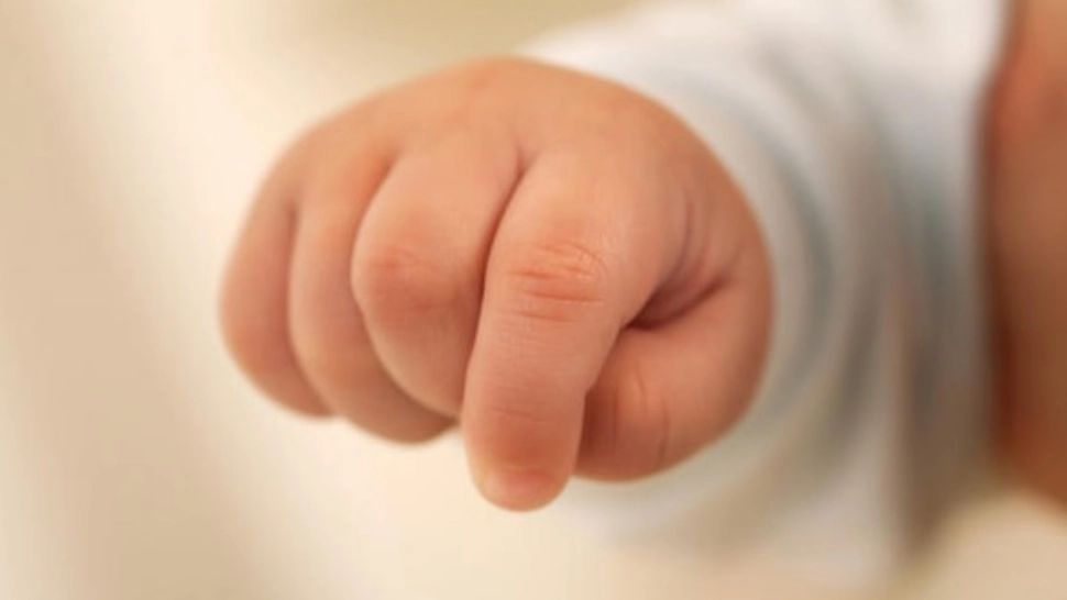 Bebeluș de doar 3 săptămâni, în stare gravă în spital! Fetița ar fi fost agresată de propria mamă: anchetă uriașă a poliției și DSP