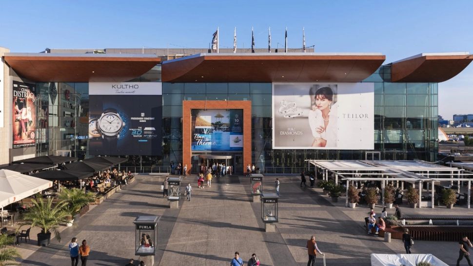 Alertă cu bombă la mall Băneasa