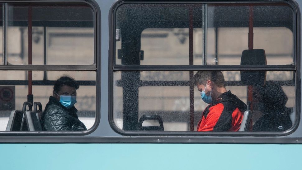 Oameni în autobuz, în Capitală / Profimedia