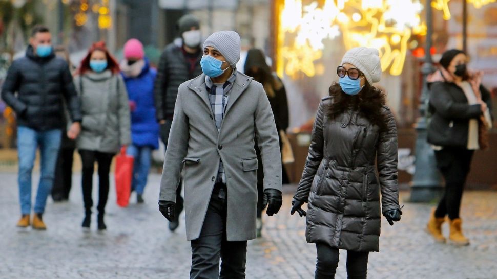 Oameni pe stradă, în Capitală / Foto: Profimedia