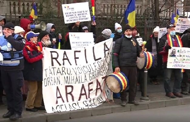 PROTEST în București - SUTE de oameni cer eliminarea restricțiilor și nu vor vaccinarea copiilor