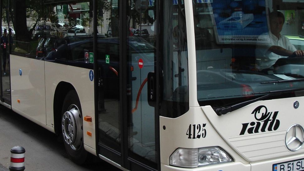 Traficul este deviat pe terasamentul liniei de tramvai