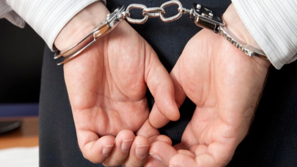 Bărbat reținut de poliție - imagine de arhivă