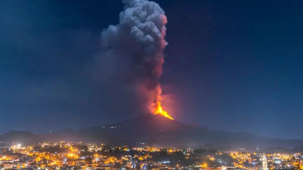 Cel mai activ vulcan din Europa perturbă traficul aerian. Foto/Arhivă
