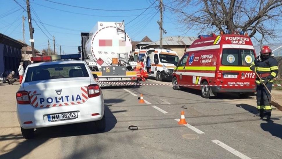 Carambol în Neamț. Un TIR și trei mașini, implicate. O persoană este rănită