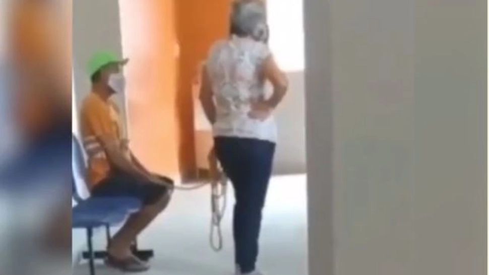 Bărbat legat cu frânghia de soție și dus cu forța la vaccinare. Captură video