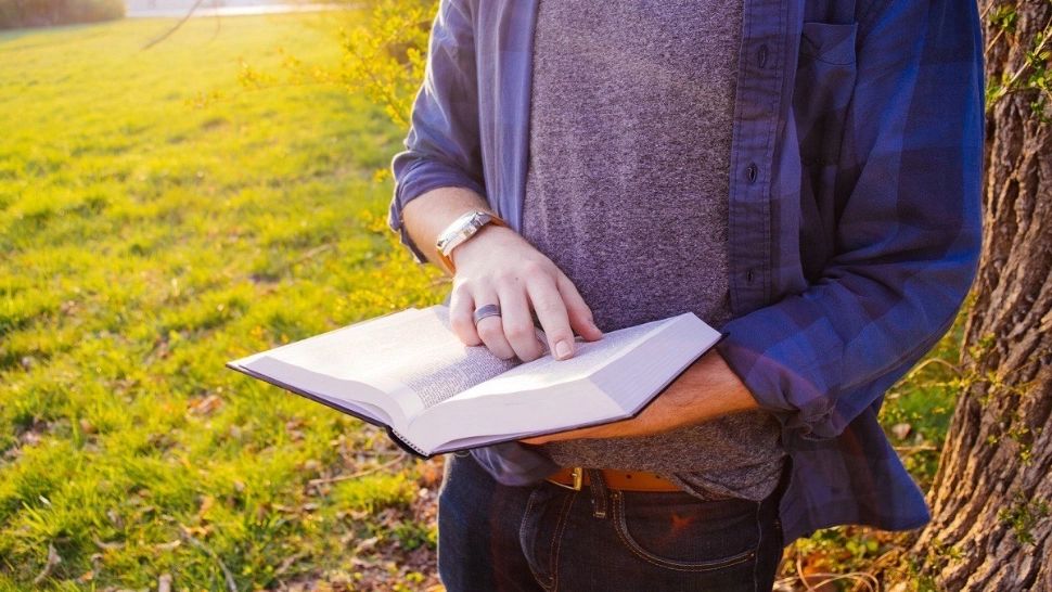 Lectura zilnică, metodă eficientă de combatere a adicţiei digitale