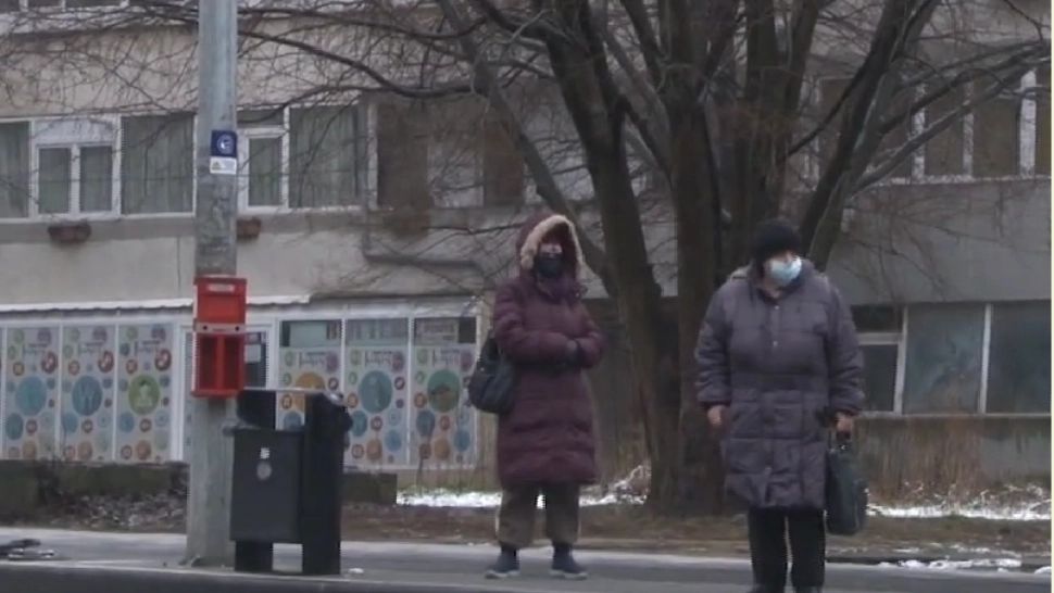 Stație de autobuz fără refugiu / Captură video