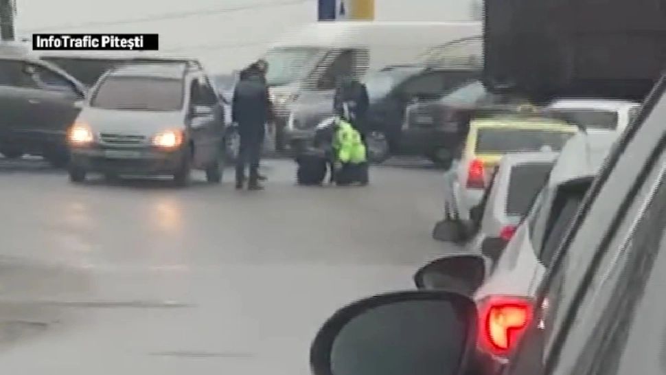 Polițistă lovită în trafic/ Captură foto