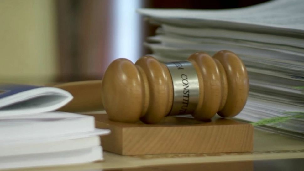 Judecătorii CCR au amânat ședința privind anularea primului tur al alegerilor prezidențiale până pe 2 decembrie