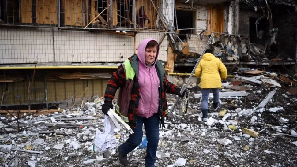 Oamenii isi caută lucrurile printre dărâmături FOTO: Profimedia 