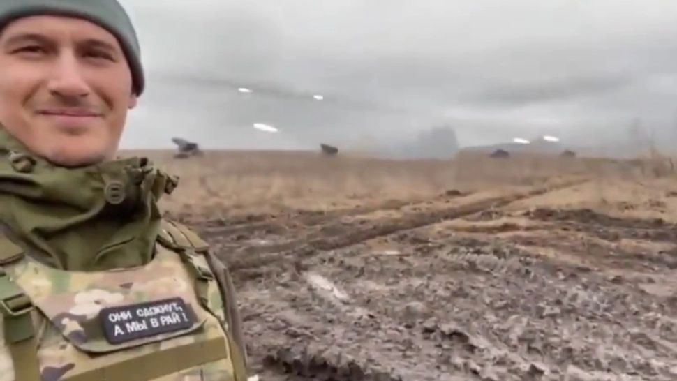 Rușii se mândresc cu masacrul din Ucraina. Soldat, selfie în timp ce se amuză de bombardamente - VIDEO