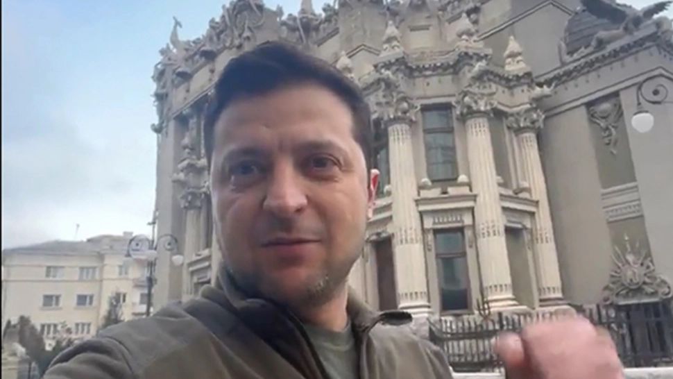 Zelensky, videoclip nou prin care neagă că a cerut să se PREDEA: „Nu ne vom depune armele. Ne vom apăra statul"