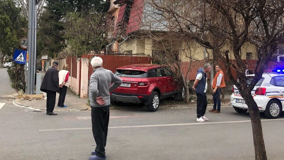 Un autoturism a intrat în curtea unei case din Sectorul 1