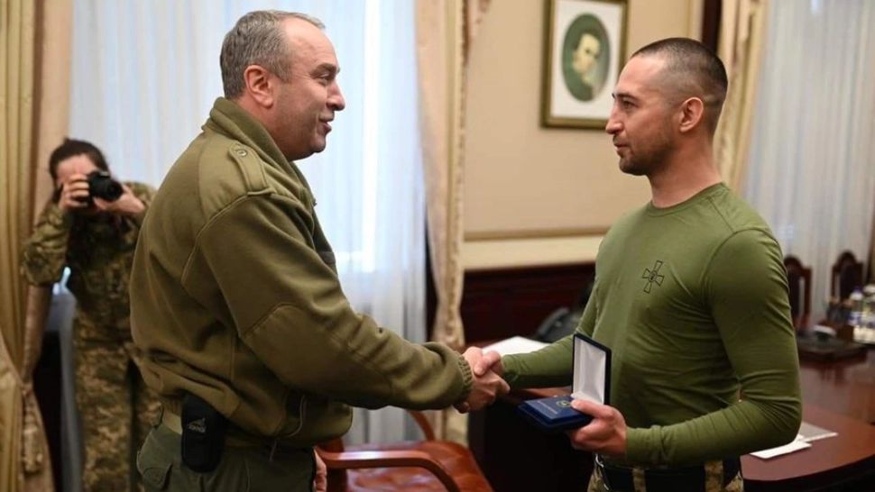 Simbolul rezistenței din Ucraina, decorat de Ministerul Apărării / Foto: Twitter