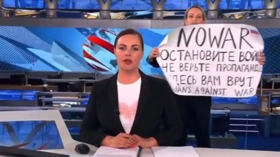 VIDEO Sfidare în direct. Mesaj anti-Putin la principala televiziune de știri a Kremlinului