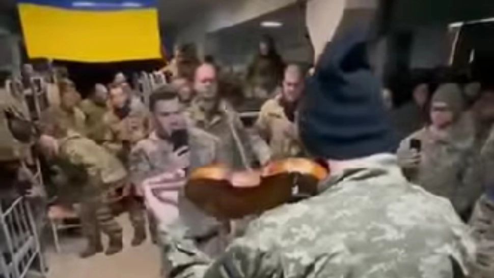 Soldat care cântă imnul Ucrainei la vioară / Captură Youtube