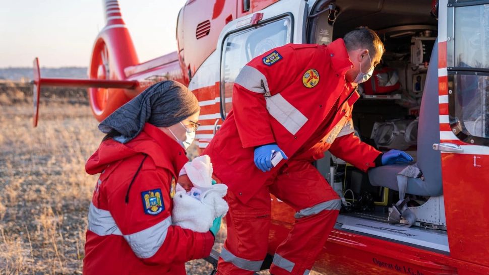 Bebeluși de câteva zile aduși în România ca sp fie salvați. Foto/ISU