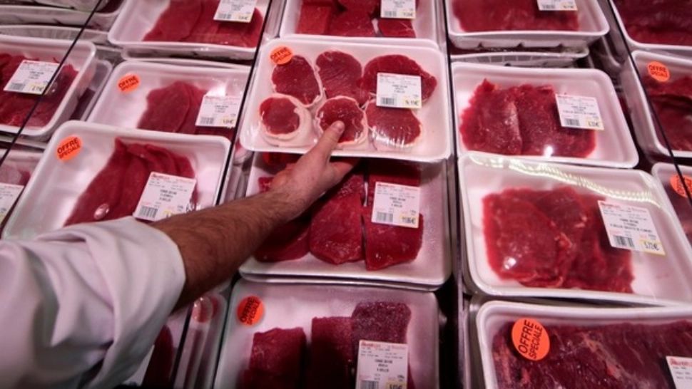 Cum îți dai seama dacă bucata de carne pe care ai cumpărat-o este veche și plină de aditivi