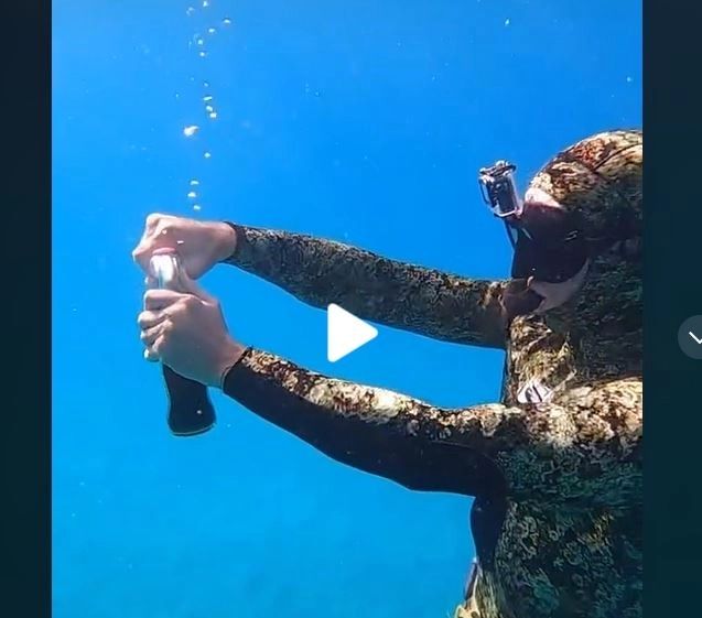 Un scafandru deschide o sticlă de Cola