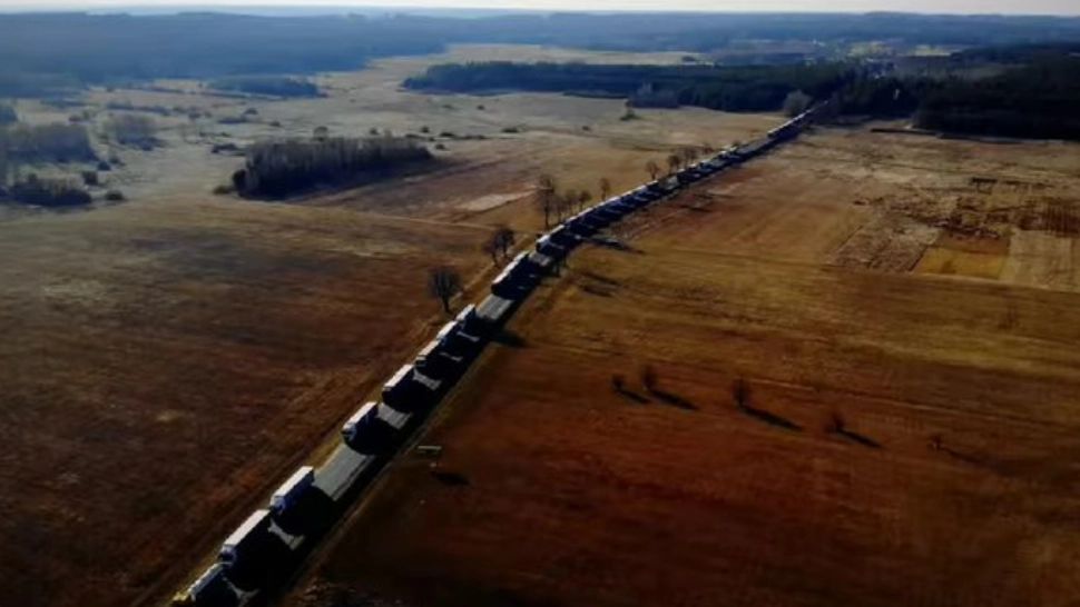 Coloană de camioane cu mărfuri pentru Rusia și Belarus, blocate de voluntari la granița poloneză
