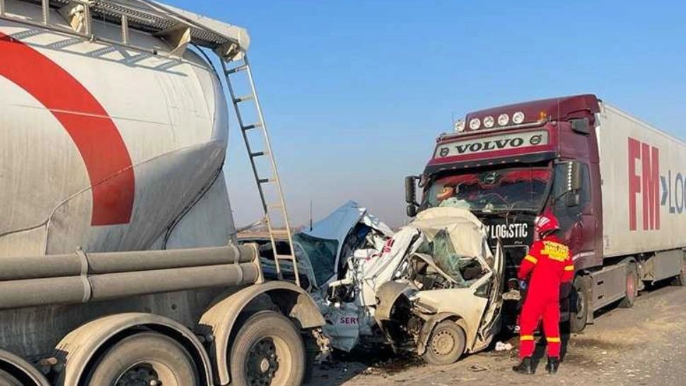 Accident VIOLENT la Ciorogârla, pe A1: O mașină, strivită de 2 tiruri - 2 MORȚI
