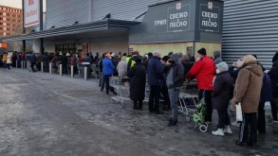 PANICĂ în Bulgaria! Imagini incredibile cu oamenii care au luat cu asalt magazinele - Un bărbat a murit