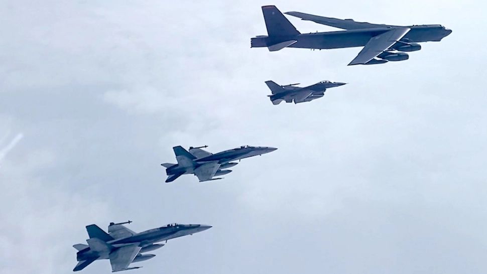 Exerciții comune SUA-Canada, cu avioane de război. Foto/Profimedia