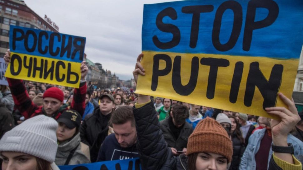 Protest la Ambasada Rusiei din Bucureşti, împotriva invaziei ruse din Ucraina! Manifestanţii strigă: „Fasciştii!”, „Putin criminal!” 