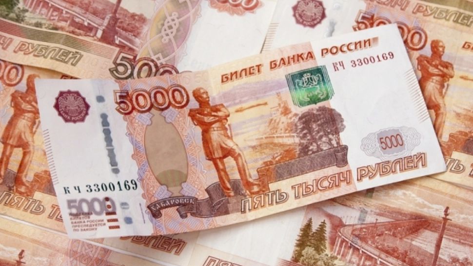 Rubla se prăbușește. Dolarul a crescut spectaculos după noile sancțiuni din SUA, iar euro a atins un maxim istoric 
