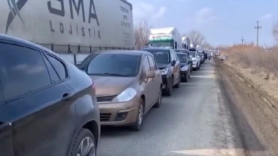 Autoritățile avertizează că vor cozi la frontieră