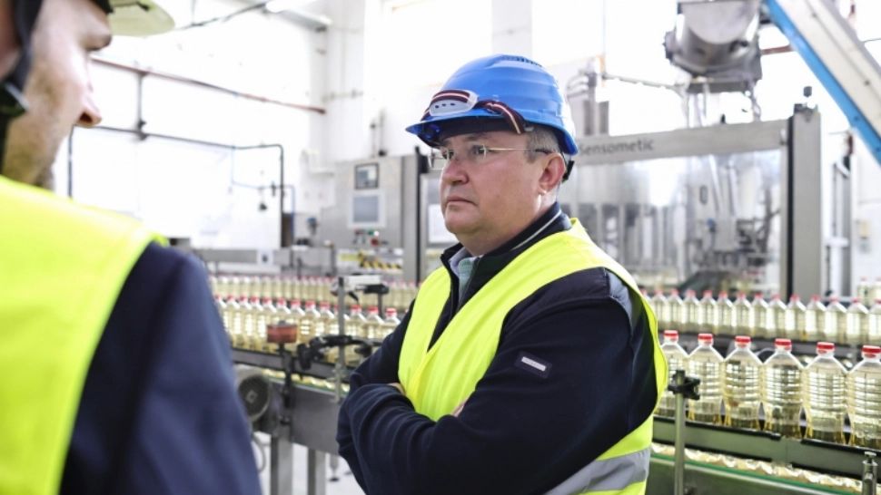 Premierul Nicolae Ciucă, vizită la Fabrica de ulei Bunge, Buzău Foto: gov.ro