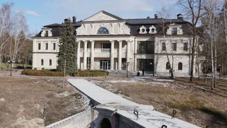 Casa deputatului Victor Medvedchuk/ Foto: Twitter NEXTA