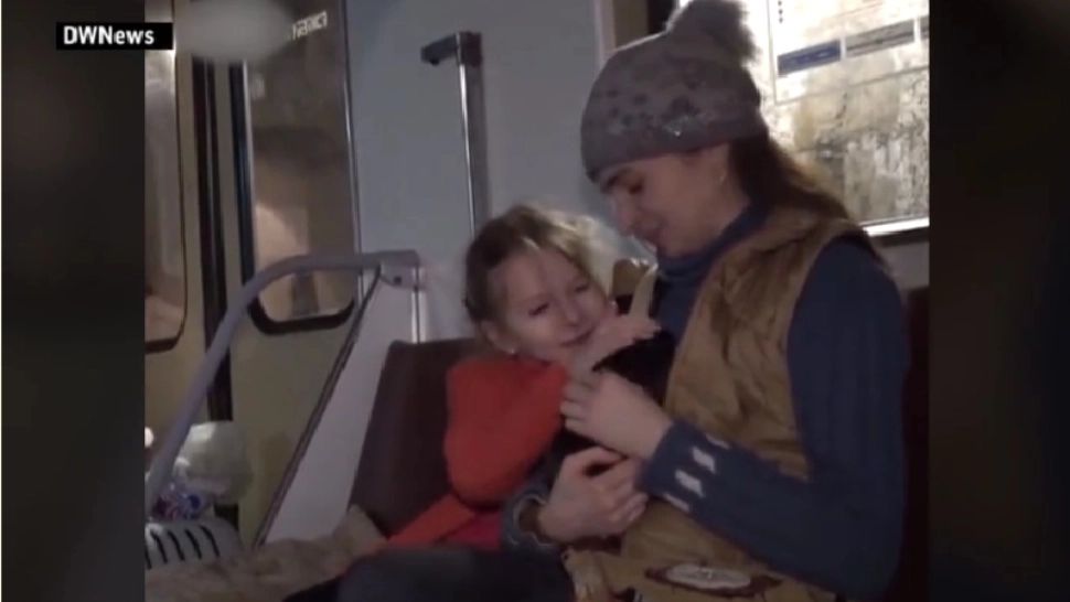 Mamă și fiică, în buncăr, la metrou/ Captură video DWNews