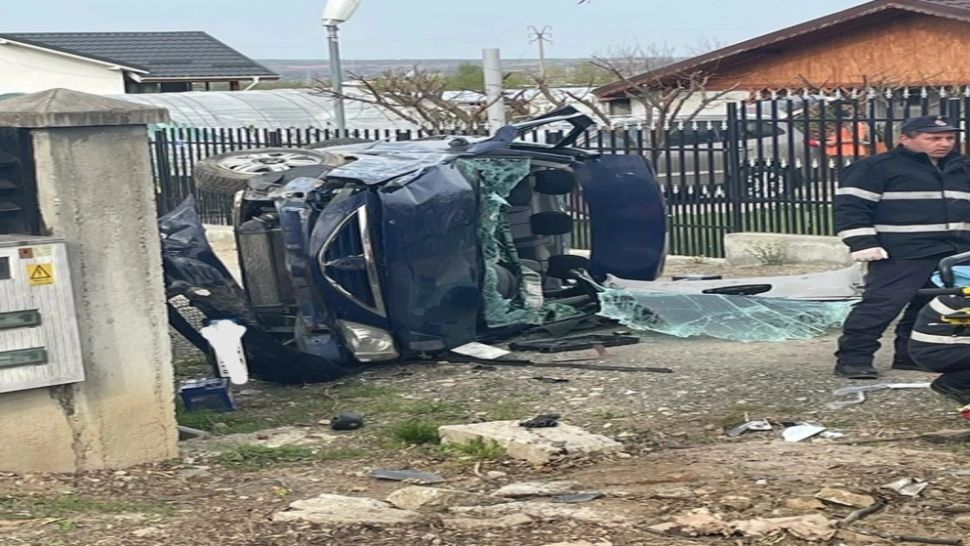 Accident cumplit în Buzău - Șoferul, RESUSCITAT, după ce a intrat cu mașina în viteză într-un cap de pod