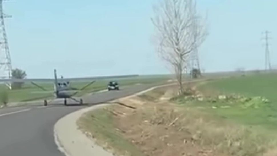 Un avion decolează în fața mașinilor, pe o șosea în Prahova Foto: Captură Video