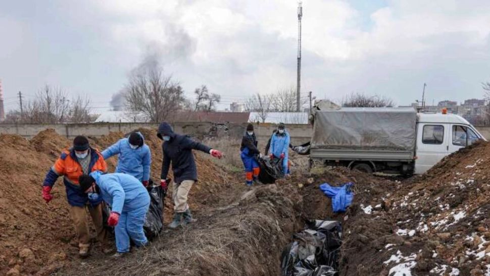 PUTIN face un TURNEU de propagandă despre crimele de război, în Mariupol, JOI, pentru presa occidentală pro-Kremlin