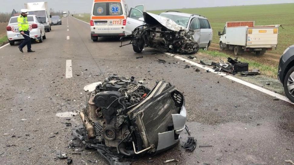 Accident teribil în județul Ialomița, pe DN21. 4 persoane încarcerate, a intervenit elicopterul SMURD