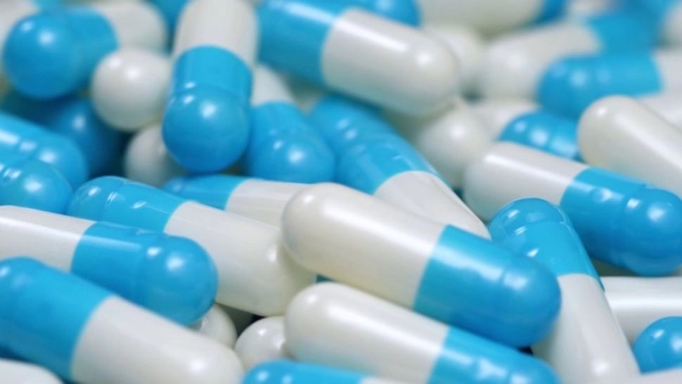 3 bărbaţi din Ungaria, cercetați după ce au înşelat zeci de români care căutau pastile pentru boli precum cancer sau hepatită C