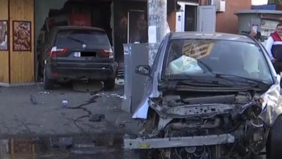 Carambol în Capitală, cu 4 mașini - Una a intrat într-o patiserie. Circulație este restricționată