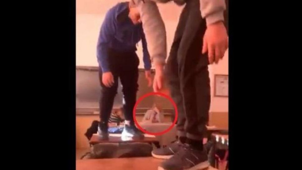 Scene sfidătoare în sala de clasă: dans lasciv pe băbci, cu profesoara la catedră